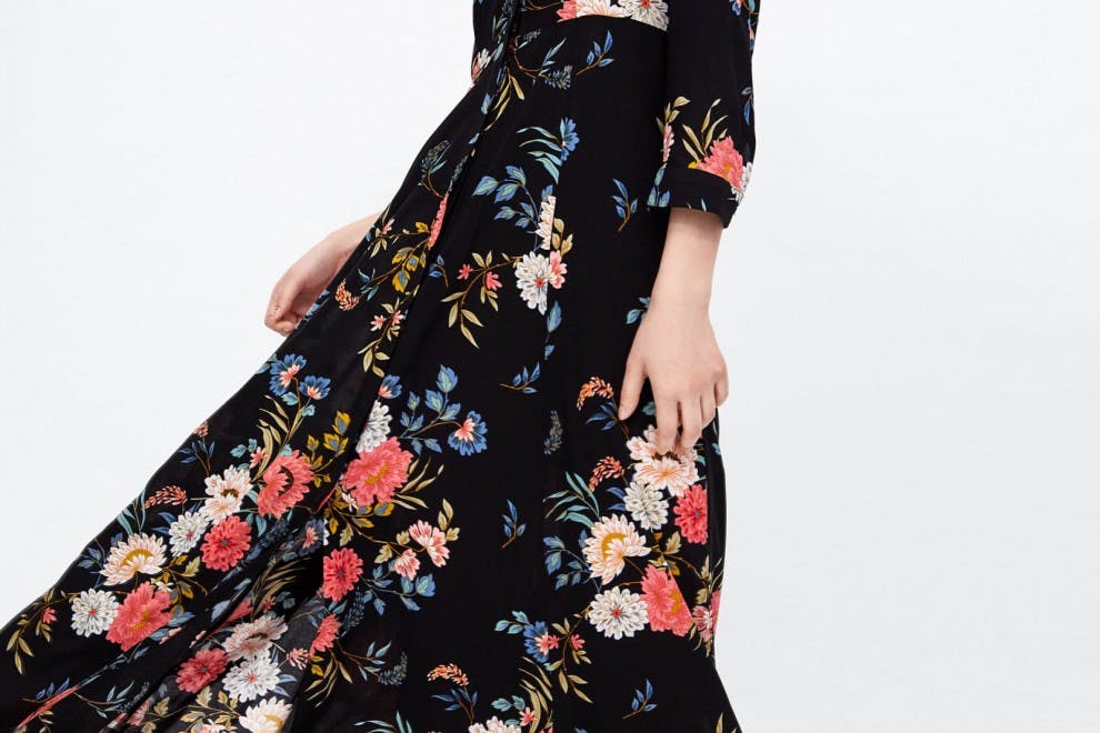 Vestido largo estampado floral de Zara por 39,95 euros.