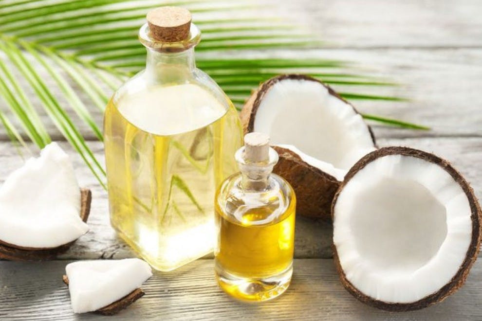 El aceite de coco tiene muchos beneficios para nuestra salud y belleza.