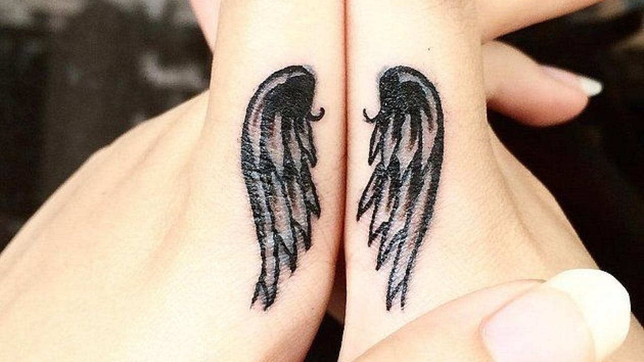 Tatuaje de unas alas en los dedos.