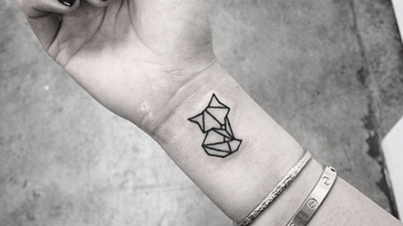 Tatuaje de estilo geométrico.