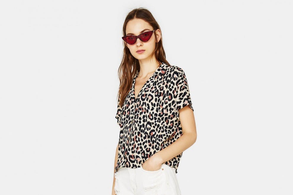 Camisa con bolsillo de estampado de leopardo de Bershka, por 15,99 euros.