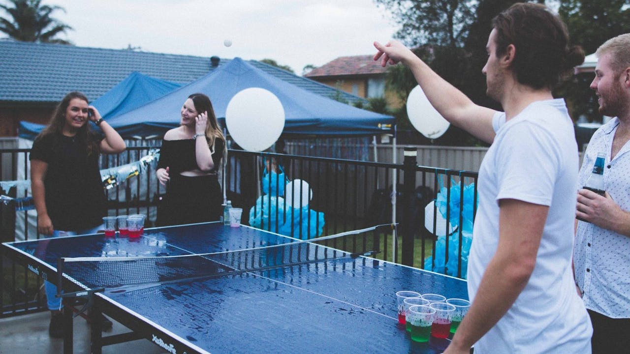 Ejemplo del famoso juego para beber, el beer pong.