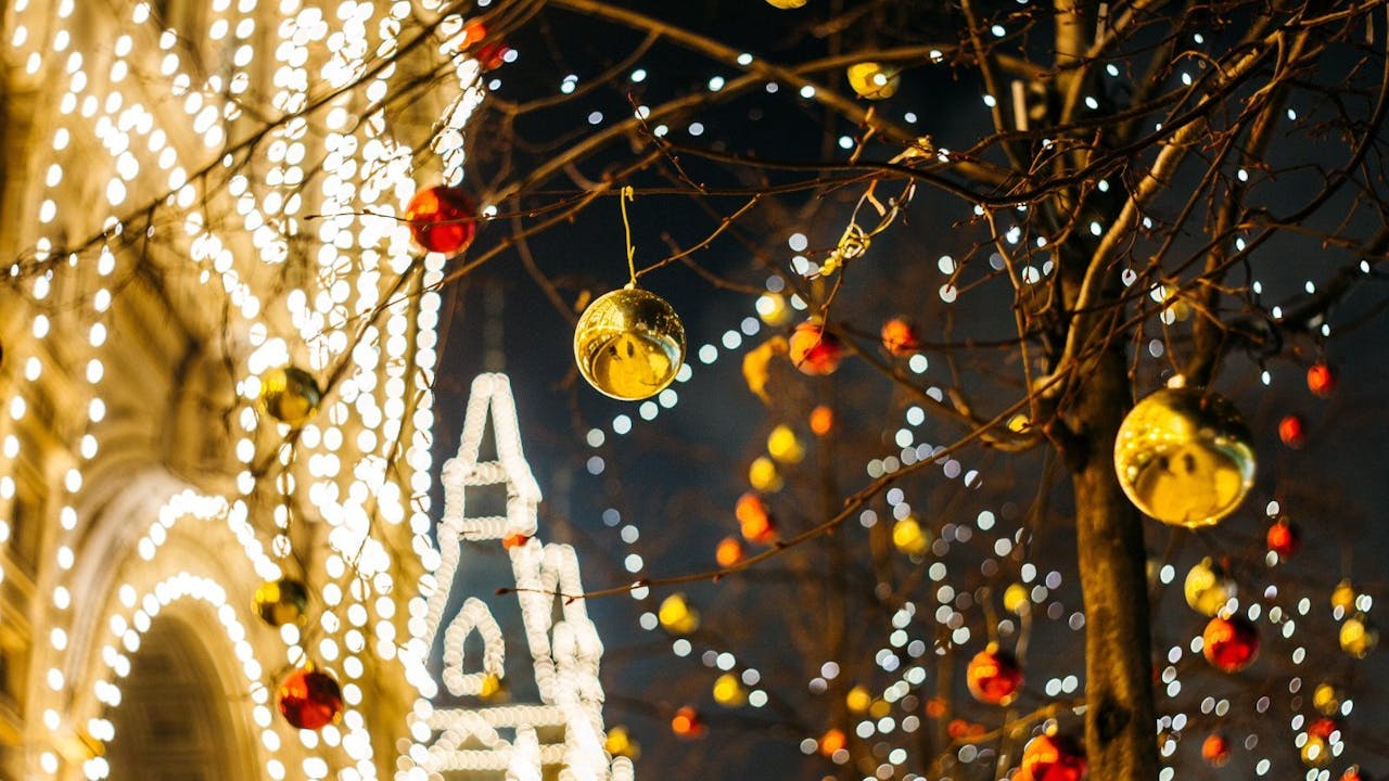Hay ciudades que se engalanan con multitud de luces y decoraciones navideñas.