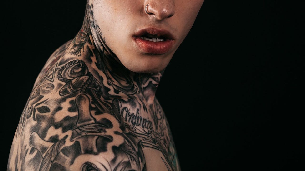 Un hombre tatuado denota masculinidad y agresividad.