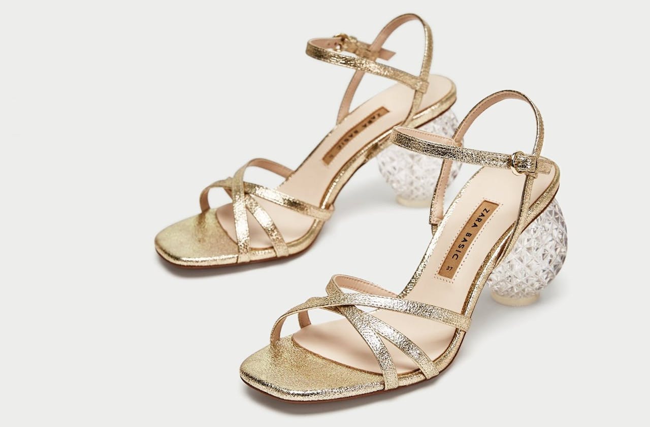 Las sandalias doradas con tacón esférico de Zara, por 59,95 euros