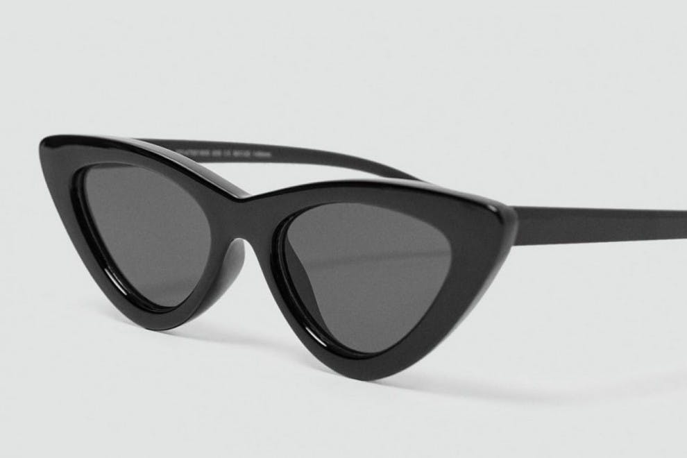 Gafas de sol 'cat eye' en color negro de Zara, por 15,95 euros